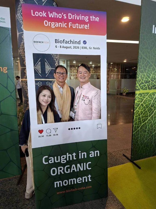 台灣由台東大學生命科學系教授兼生態友善產業推廣中心主任劉烱錫(中)、群耕農業生技有限公司國際部經理劉宏澤(右)、南投鹿谷金壺春茶業有限公司協理暨評茶師黃玟桂(左)等人組成的團隊,在2026印度國際有機產品展會場與各國代表交流。(劉宏澤提供)中央社記者李晉緯新德里傳真 115年8月11日