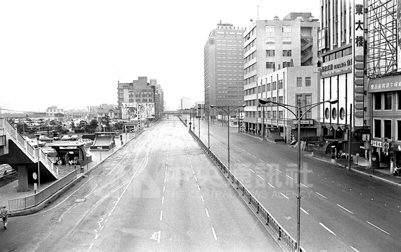 1978年4月29日台北地區實施萬安演習，平時熱鬧的台北車站前忠孝西路進行管制，街道上人車全無。（中央社檔案照片）