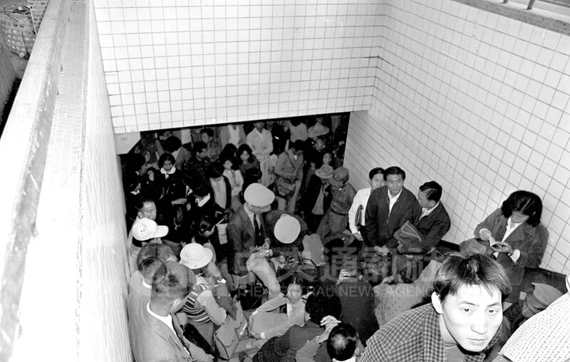 高雄、屏東等地1979年12月20日實施無預警防空演習，客運乘客及行人就近在地下道躲避。（中央社檔案照片）