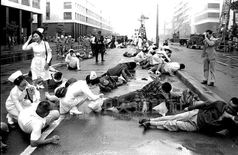 1979年5月3日台北市「萬安2號」防空演習，醫護人員演練緊急救助傷患。（中央社檔案照片）