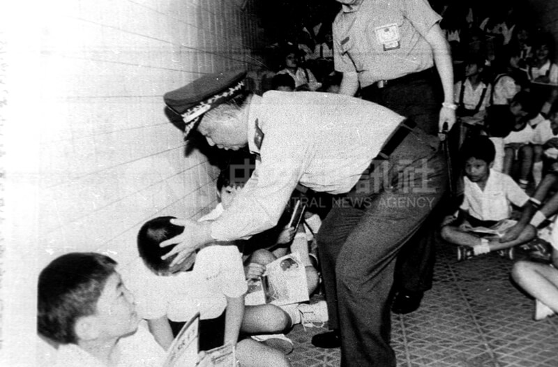 1987年6月9日中部地區「萬安10號」演習，警備總司令陳守山教導小學生避難常識。（中央社檔案照片）