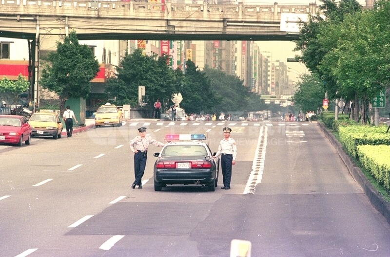 「萬安21號」演習1998年4月23日在北部地區舉行，台北市街頭出現難得的淨空，2名員警在道路執勤。（中央社檔案照片）