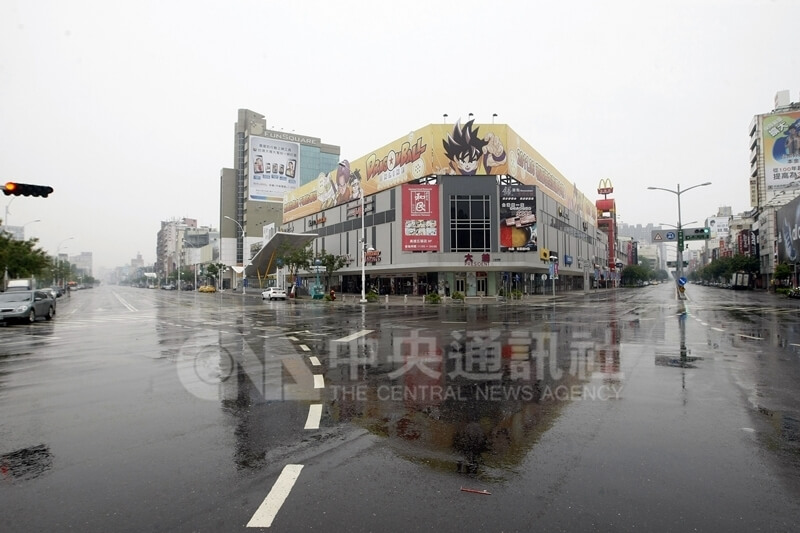 高雄市2011年5月31日進行萬安演習，空襲警報發布後，軍警進行人車管制，平時車水馬龍的街道頓時淨空，宛如一座空城。（中央社檔案照片）