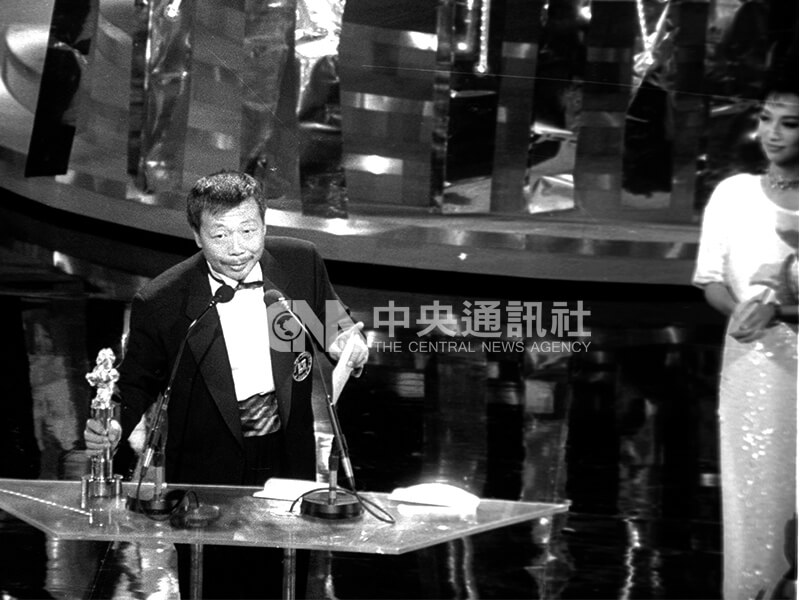 午馬在「倩女幽魂」飾演道士「燕赤霞」，以精湛演技獲得第24屆金馬獎最佳男配角。右為頒獎人趙雅芝。中央社記者馮國鏘攝　76年10月29日