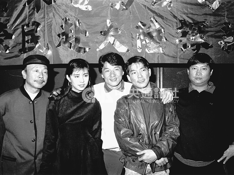 1987年秋天開拍的「畫中仙」也找來王祖賢扮女鬼，甚至午馬飾演的道士也同樣名為燕赤霞。左起午馬、王祖賢、成龍、元彪、洪金寶，於台北隨片登台義演。中央社記者馮國鏘攝　76年12月11日