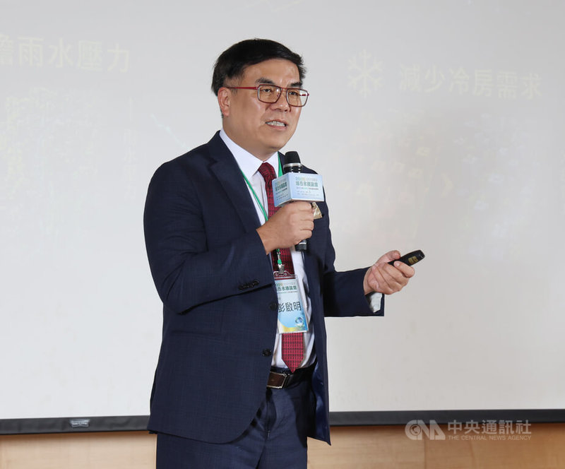 中央通訊社11日舉辦「2026城市永續論壇」，以「從競逐太空到綠色韌性，打造永續城市新戰略」為主題，聚焦科技創新、環境治理、居住韌性、智慧防災及永續發展等重要議題。環境部長彭啓明提出綠色韌性基礎建設，強調應變調適及科學治理。中央社記者張新偉攝　115年8月11日