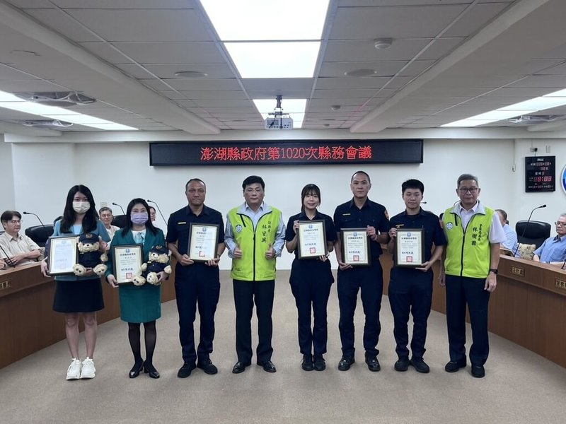 澎湖縣副縣長林皆興（前左4）12日在縣務會議中，表揚阻詐有功的4名警員與2名行員，肯定警銀合作共同守護民眾財產安全。（澎湖縣政府提供）中央社　115年8月12日
