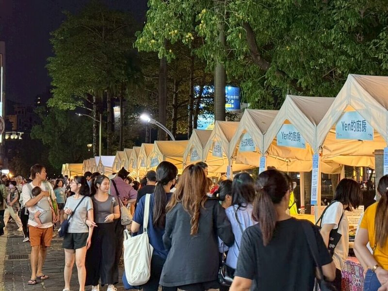 新竹市政府12日表示，為活化舊城區夜間經濟，9月起假日推出連續3個月的竹風好市集，並串聯12月耶誕市集及新竹過好年元宵市集，盼引領夜間人潮與消費重返舊城，注入商圈發展動能。（新竹市政府提供）中央社記者郭宣彣傳真 115年8月12日