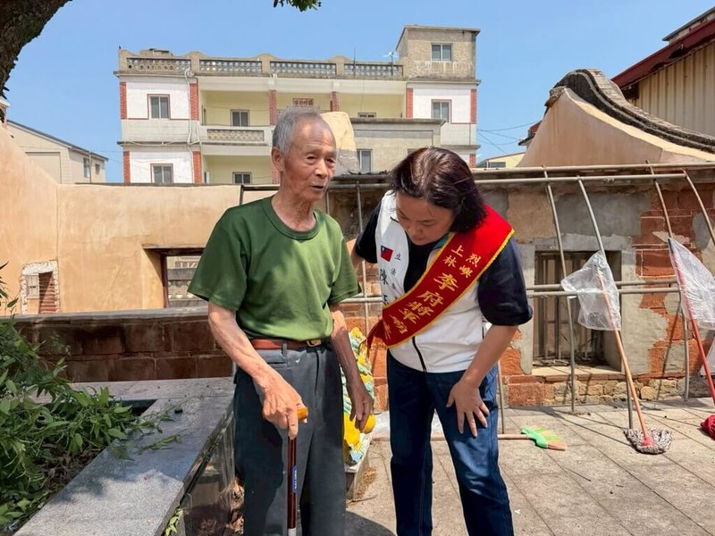 針對長者照護議題，國民黨金門縣長參選人陳玉珍（右）12日表示，將強力推動「智慧安養照護計畫」，主張縣府全額出資建置智慧健康照護手環、台金遠端視訊設備及完善居家照護與主動關懷共3大系統。（陳玉珍辦公室提供）中央社記者吳玟嶸傳真　115年8月12日
