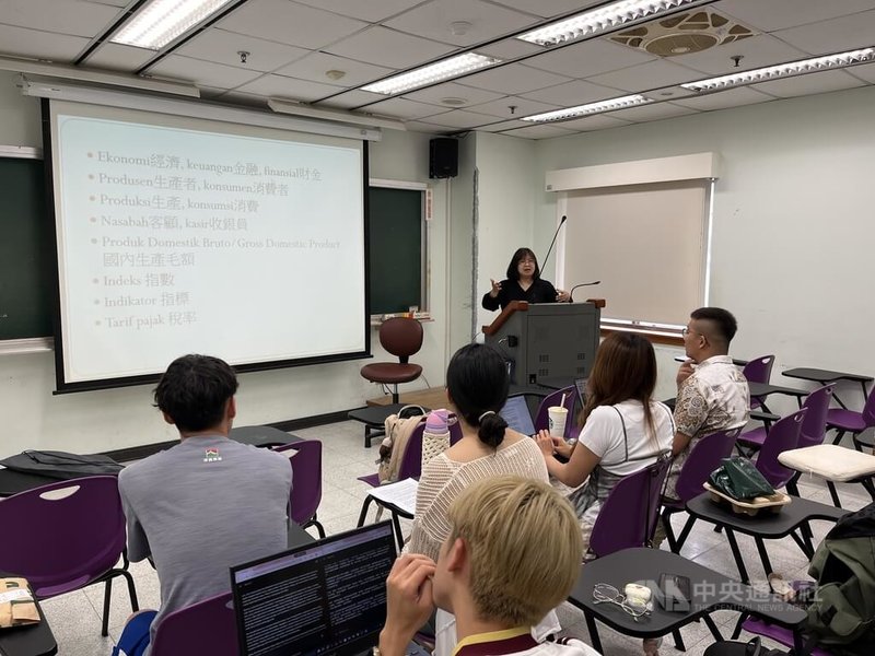 政大東南亞語文學系印尼語組的高年級學生參與曾秀情（Farini Anwar）老師（站立者）的雙語互譯課程。圖攝於115年5月28日。中央社記者黎桑尼攝　115年8月12日
