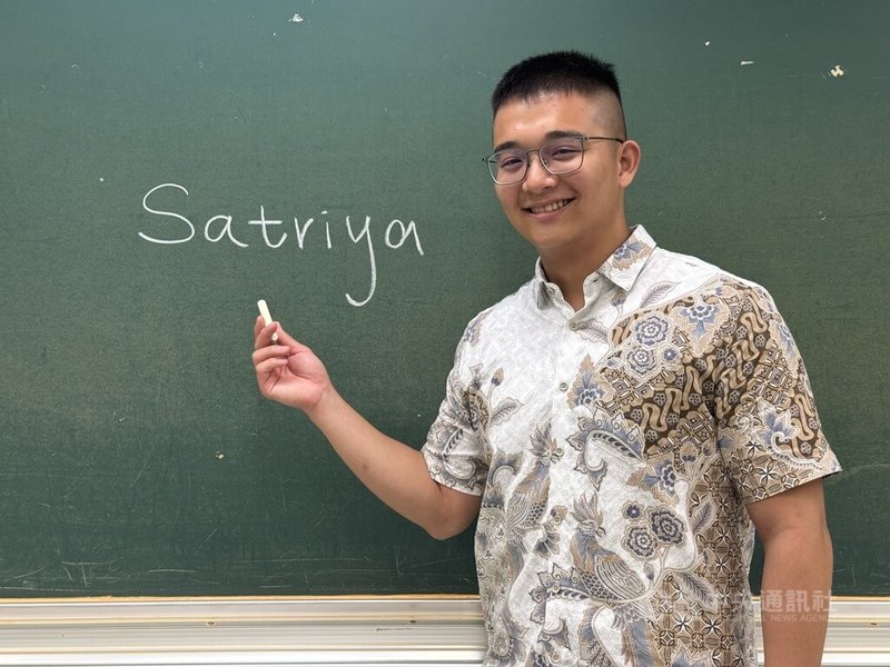 國立政治大學東南亞語文學系應屆畢業生黃逸廷，在校內教室黑板前開心展示剛寫下的印尼名字「Satriya」。圖攝於115年5月28日。中央社記者易繼中攝　115年8月12日