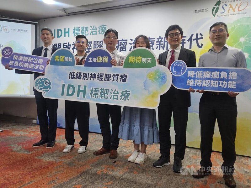 台灣神經腫瘤學學會理事長陳品元（左）12日表示，神經膠質瘤患者多在30至50歲確診、正值壯年，IDH口服標靶藥物已能在台灣臨床使用，由於藥物價格相對較高，目前最大的困境仍在於治療費用，醫界盼未來能進一步納入健保。中央社記者陳婕翎攝　115年8月12日