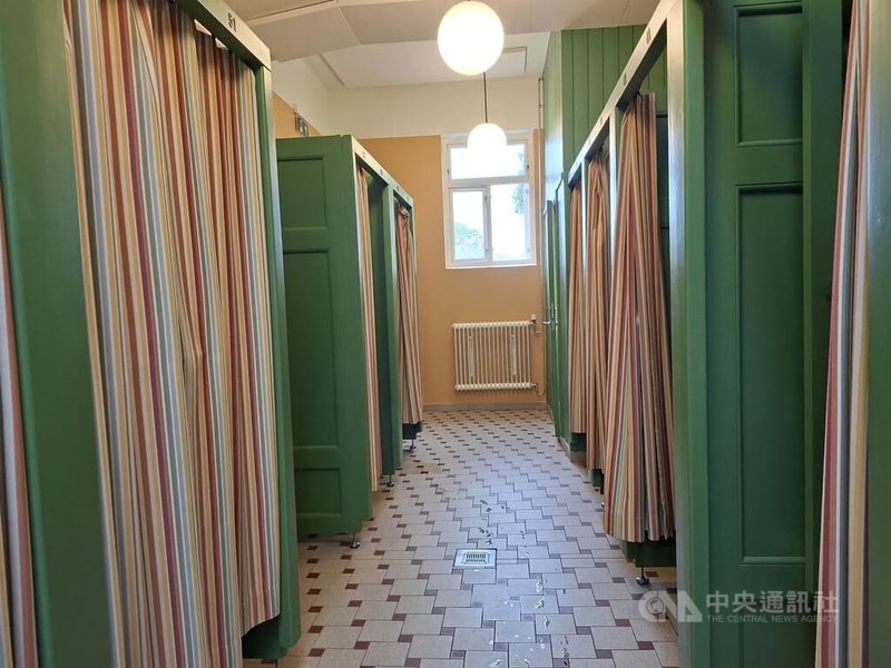 挪威Sagene Folkebad泳池館內維持著類似100多年前的裝置與配色，翻新後很有好萊塢鬼才導演魏斯安德森的電影美學風格。照片攝於7月21日。中央社記者辜泳秝奧斯陸攝 115年8月12日