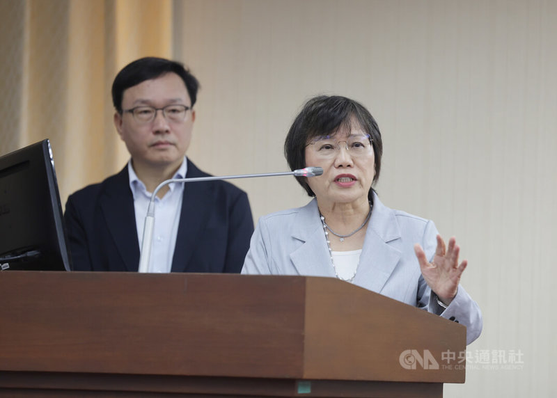 外界質疑總統賴清德承諾興建13萬戶社宅，跳票為3萬戶。內政部長劉世芳（右）12日在立法院備詢表示，直接興辦會改成多元興辦，13萬戶社宅目標不變。至於3萬戶是內政部尋求地方政府合作的部分，也就是第一階段3萬戶已經沒有問題。左為國土管理署署長蔡長展。中央社記者裴禛攝　115年8月12日