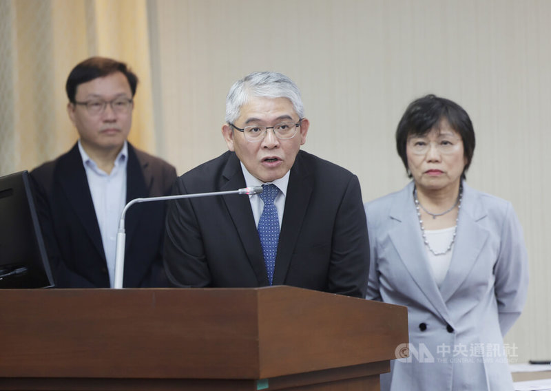 國家住都中心董事長花敬群（中）12日在立法院答詢表示，針對兆基屋管公司風波，寄居蟹公司已有超過400件社宅包租代管案啟動轉銜，預計1個月內應能把6600案處理完畢。兆基本來被警示的帳戶已經解凍，會跟銀行團開會協商負債、融資等事宜。中央社記者裴禛攝　115年8月12日