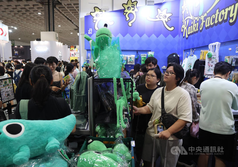 2026台灣文博會在南港展覽館舉辦品牌商展，12日為展期最終日，大批民眾到場參觀，選購自己喜歡的IP商品。中央社記者張新偉攝　115年8月12日