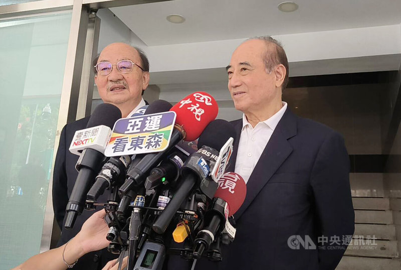 前立法院長王金平（右）12日拜會前民進黨團總召柯建銘（左）時表示，希望立法院一切都能夠順利進行，早日通過總預算。 中央社記者王承中攝　115年8月12日