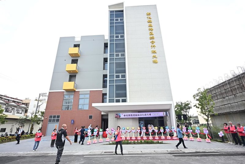 彰化縣政府12日舉辦鹿港區綜合行政大樓啟用典禮，這棟5層樓建物整合托育、育兒、長照、警政、戶政及社會福利等，兼具行政服務及社會福利功能。（彰化縣政府提供）中央社記者鄭維真傳真　115年8月12日