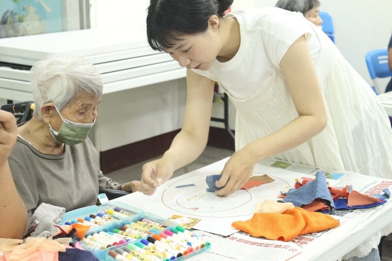 響應國際青年日，教育部持續鼓勵青年投入社區。台南「深蹲練腳腿」團隊以「手路菜」為媒介，讓長輩繪製記憶中的手路菜，盼延續飲食記憶。（教育部提供）中央社記者陳至中台北傳真　115年8月12日