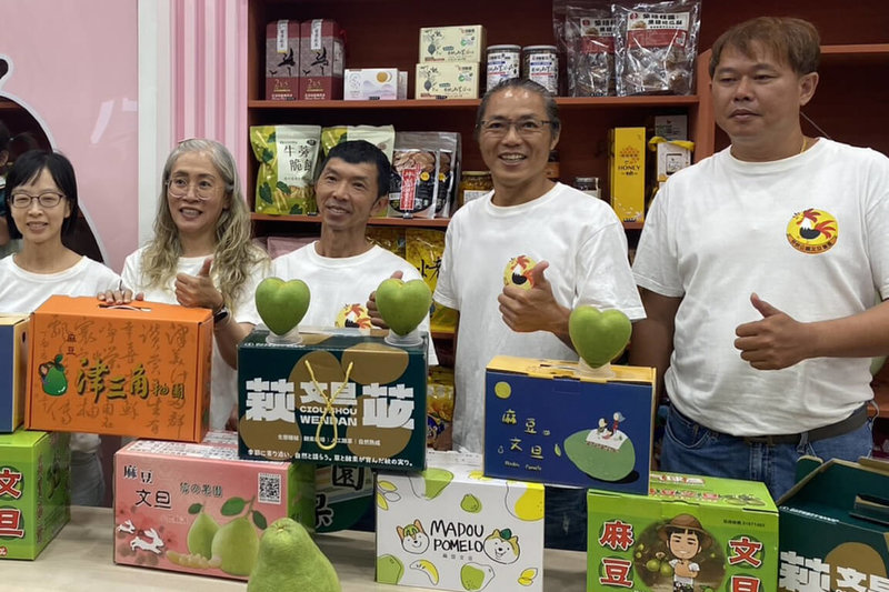 台南青農組成「快快公雞公益文旦聯盟」12日舉行記者會，邀請有中秋禮盒採購需求的企業支持在地農民，聯盟將20%銷售所得投入公益，打造在地良善循環。（台南市政府提供）中央社記者楊思瑞台南傳真　115年8月12日