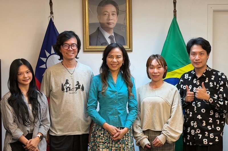 台灣「台8線樂團」受邀參加巴西聖保羅「國際畢拉西卡巴吉普賽爵士音樂節」演出，10日拜會駐聖保羅辦事處。左起為台巴藝術文化交流協會會長謝如欣、團長彭書禹、駐處處長朱怡靜、柳琴陳崇青、手風琴蔡偉靖。（台巴藝術文化交流協會提供）中央社記者唐雅陵聖保羅傳真　115年8月12日
