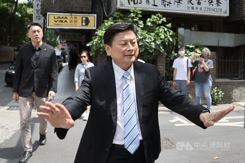 國民黨立法院黨團總召傅崐萁（前）12日在鎮江街辦公室樓下受訪，就立法院長韓國瑜日前動怒一事表示，「家和萬事興，無聲勝有聲，韓院長您真的辛苦了，國民黨要團結」，圖為傅崐萁走路回立法院。中央社記者王飛華攝　115年8月12日