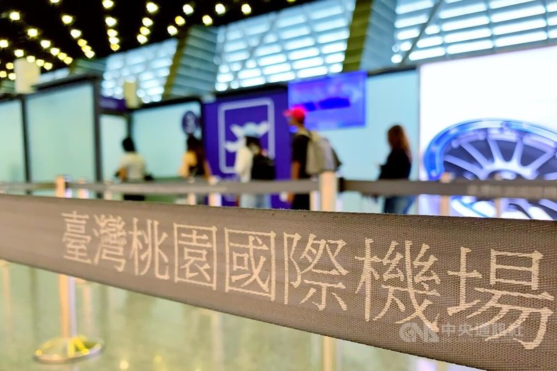 2026年城鎮韌性（防空）演習暨行動通訊網路降速演練北部場13日下午將登場，桃園國際機場公司12日提醒，期間聯外交通除機捷照常行駛，其餘皆暫停，觀景台也暫停開放，呼籲民眾提前留意相關資訊並及早準備。中央社記者吳睿騏攝　115年8月12日