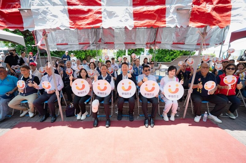 台東離島綠島的幸福巴士正式通車，交通部長陳世凱（前右5）12日表示，全台「鄉鄉有公車」的最後一塊拼圖完成，而幸福巴士不只是讓綠島「有公車」而已，更要把公共運輸真正送到鄉親需要的地方。（交通部公路局提供）中央社記者余曉涵傳真　115年8月12日
