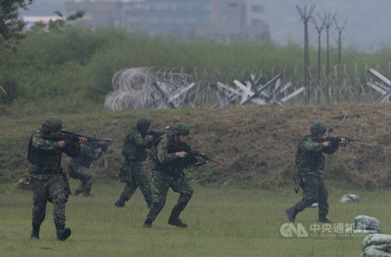 漢光42號實兵演習12日在台北市北投區實施反空機降操演，國軍官兵在接獲指令後，迅速進入戰術位置，阻絕敵軍進犯。中央社記者趙世勳攝　115年8月12日