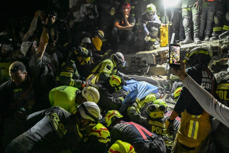 哥倫比亞發生強震，32歲的拉戈（藍色毛毯）在廢墟下被困36小時後獲救。（法新社）