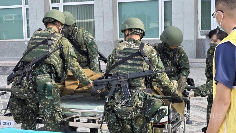 國軍漢光42號實兵演習持續進行，第一作戰區12日進行大量傷患急救演練，模擬敵軍對台進行攻擊產生傷患，參與官兵皆全副武裝，為受傷官兵進行初步救傷並協助送醫。中央社　115年8月12日