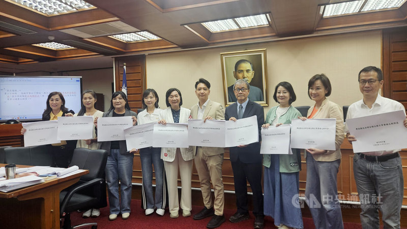 立法院教育及文化委員會12日初審通過學校衛生法部分條文修正草案，會後出席立委合影。中央社記者曾以寧攝　115年8月12日