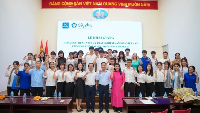 國立政治大學東南亞語文學系師生7月初赴越南,參加與越南河內國家大學所屬外國語大學合辦的暑期營隊,並與該校師生合影。(黎氏仁提供)中央社記者黎桑尼傳真 115年8月12日