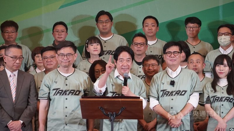 民進黨行動中常會12日移師高雄，身兼黨主席的總統賴清德（中）會中提到，年底高雄市長選舉，民進黨非勝不可，這場勝利不只關乎高雄未來，也關乎台灣前途。中央社記者董俊志攝　115年8月12日