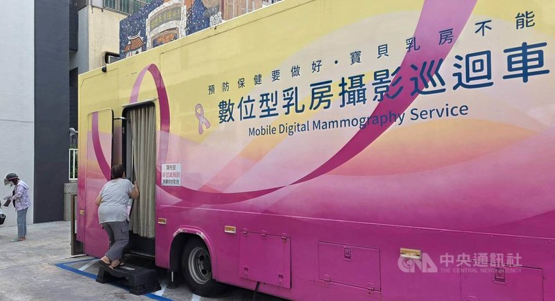 澎湖縣「整合性六癌篩檢巡迴服務」12日正式啟動，包括有乳癌、子宮頸癌、大腸癌、口腔癌、肺癌及胃癌等6項癌症篩檢服務，歡迎民眾前往衛生所接受篩檢服務，為自己的健康把關。圖為乳房攝影車。中央社　115年8月12日