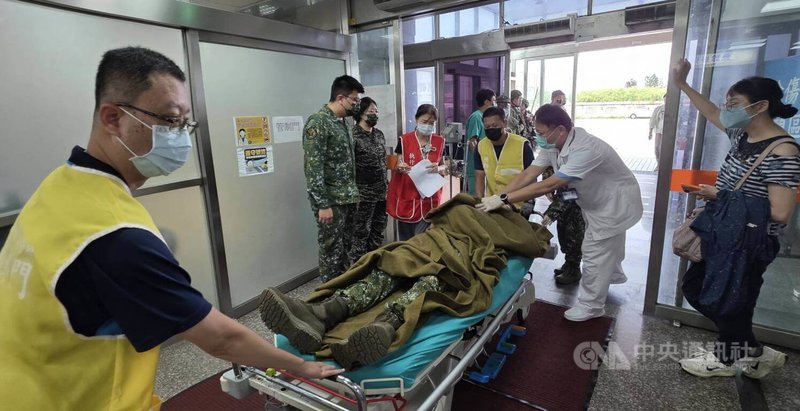 國軍漢光42號實兵演習持續進行，第一作戰區12日進行大量傷患急救演練，展現第一線救護與後端醫療效能，確保傷患獲得即時妥適救治。中央社　115年8月12日
