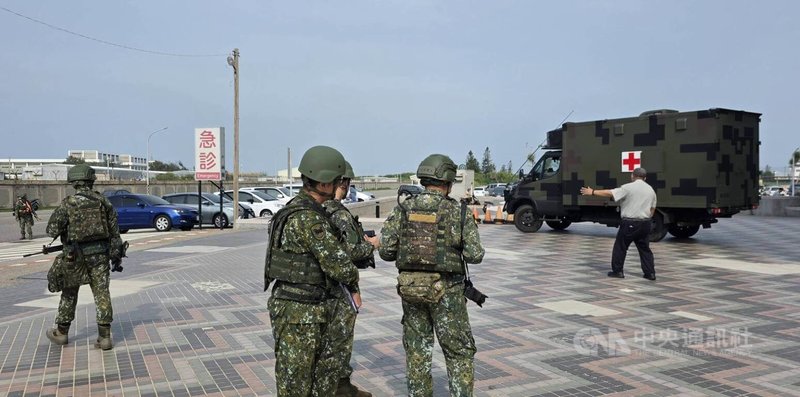 國軍漢光42號實兵演習進入第8天，第一作戰區12日進行「大量傷患急救」演練，展現第一線救護與後端醫療效能。中央社  115年8月12日