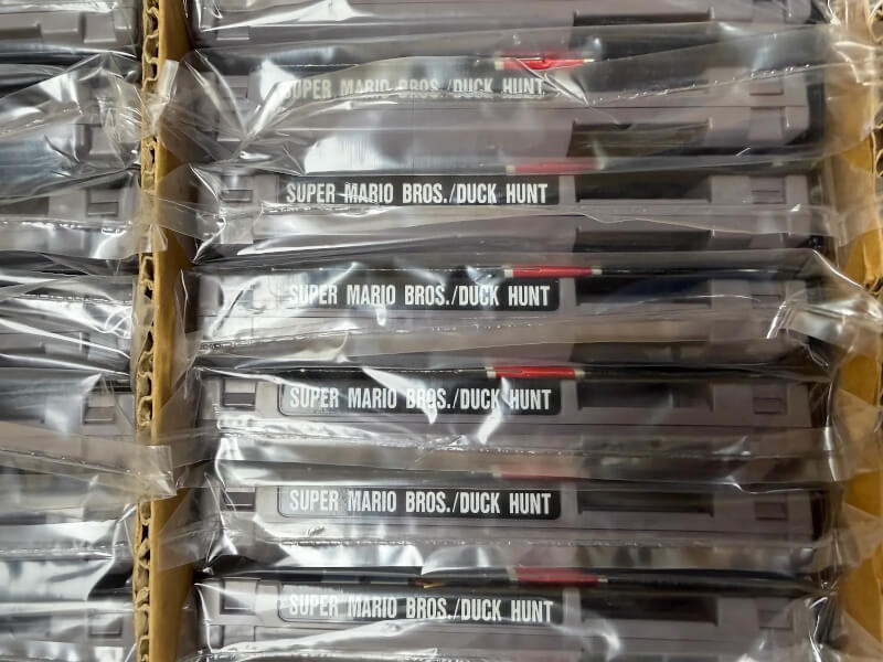美國威斯康辛州一家電玩店發現97個保存狀態堪稱完美無瑕的「超級瑪利歐兄弟/打鴨子」遊戲卡帶。（Nintendo Wire via 美聯社）