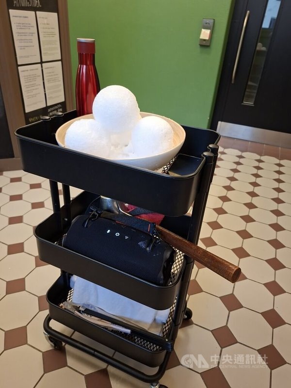 裝著精油冰球與道具的推車是挪威桑拿儀式Ritual老師的必備品。中央社記者辜泳秝斯德哥爾摩攝　115年8月12日