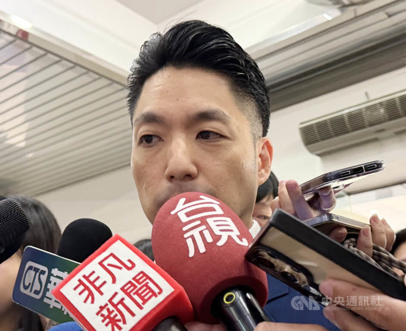立法院長韓國瑜11日主持總預算案協商時，因國民黨團總召傅崐萁缺席，罕見動怒。台北市長蔣萬安（圖）12日赴議會報告116年度施政計畫及總預算案前，被媒體堵訪問及此事表示，尊重立法院各項議事審議程序。中央社記者葉蓁芸攝　115年8月12日
