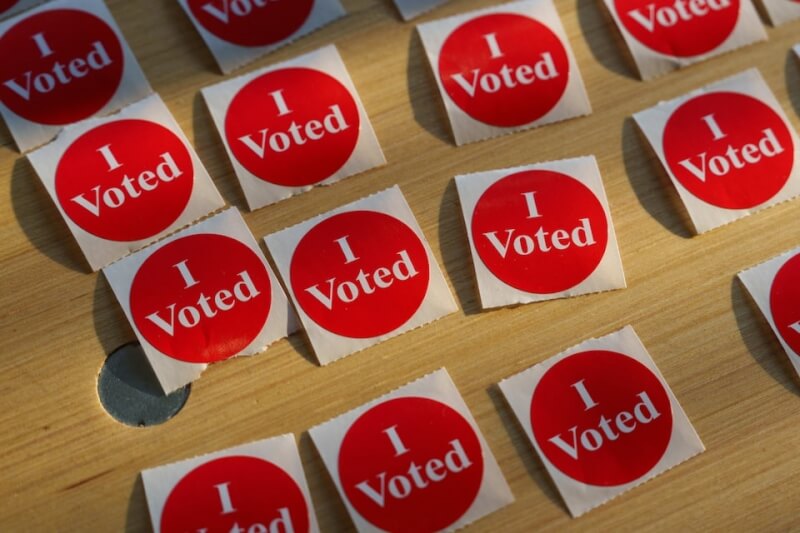 美國明尼蘇達州舉行期中選舉初選，投票所桌上擺放投票貼紙。（路透社）