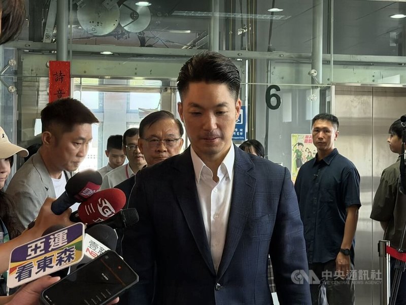 台北市議長戴錫欽考慮辭去國民黨北市黨部主委一職，台北市長蔣萬安（前中）13日出席北市115學年度第1學期公私立中等學校校長會議，針對此事，他會前受訪表示，相信黨部一定會有完整規劃與安排。中央社記者葉蓁芸攝　115年8月13日