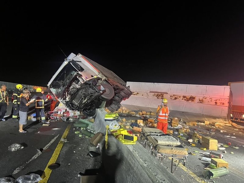 國道3號南下126公里後龍路段13日凌晨發生聯結車自撞翻覆事故，散落物波及多部大小車輛，造成全線交通一度受阻約4小時。（民眾提供）中央社記者管瑞平傳真　115年8月13日