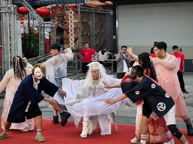 教育部青年發展署13日介紹青年壯遊點農曆7月限定活動,嘉義民雄「大士爺祭」,帶領青年認識大士爺信仰的發展,讓青年體驗創意扮裝和行動展演。(教育部提供)中央社記者陳至中傳真 115年8月13日