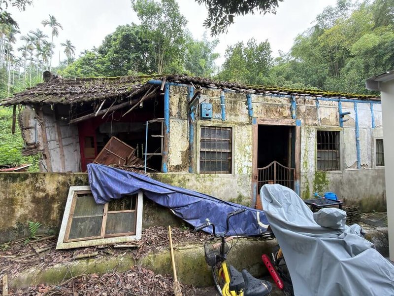 嘉義縣中埔鄉顏姓弱勢家庭1家3口原本住在破爛的老舊房屋（圖），嘉義縣百工修繕利他協會獲知後，協助整合善心團體資源，近日為他們打造新家。（嘉義縣政府提供）中央社記者蔡智明傳真　115年8月13日