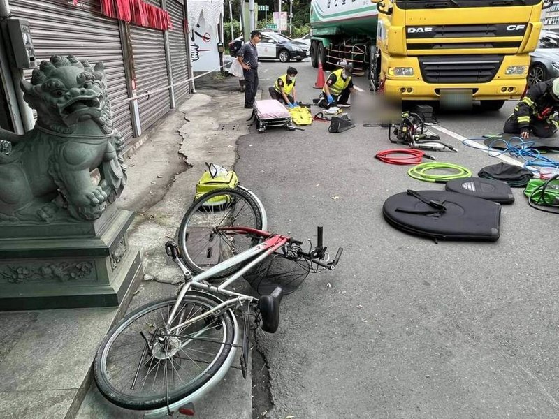 南投單車翁遭右轉大車輾死 目擊者提醒注意死角 | 社會 | 中央社 CNA 南投單車翁遭右轉大車輾死 目擊者提醒注意死角 | 社會 | 中央社 CNA