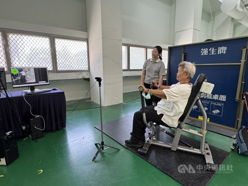慈濟大學「青盈健身俱樂部」研發10項AI智慧器材，讓長者健康運動，有AI辨識分析動作，透過分數及警示燈號，提醒使用者動作正確性，13日在介仁校區體育館舉辦成果展。中央社記者張祈攝　115年8月13日