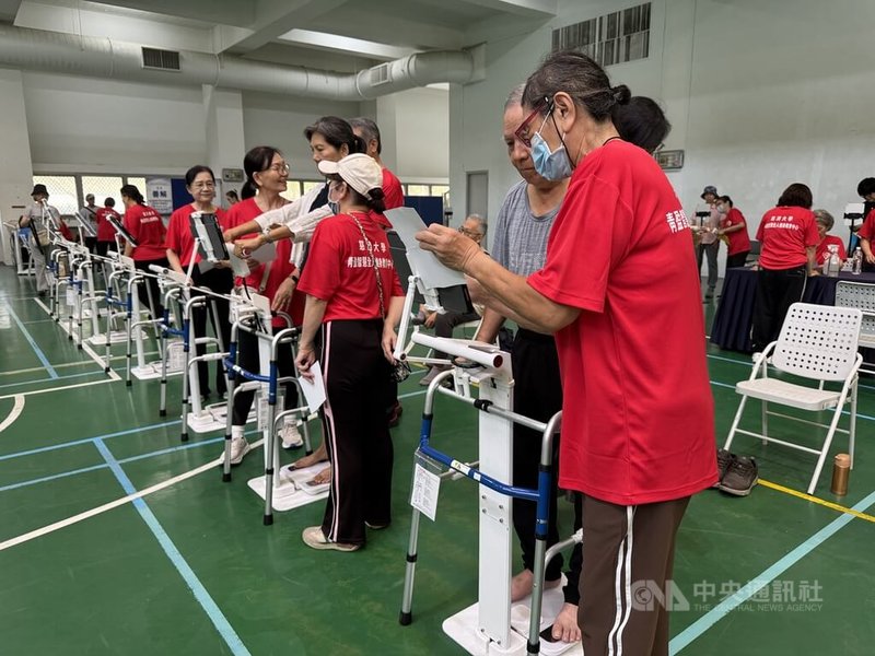 慈濟大學13、14日在介仁校區體育館舉行免費體驗活動，透過智慧科技檢測，可評估跌倒風險、體適能等數據，以科學化數據作為未來運動規劃參考。中央社記者張祈攝　115年8月13日
