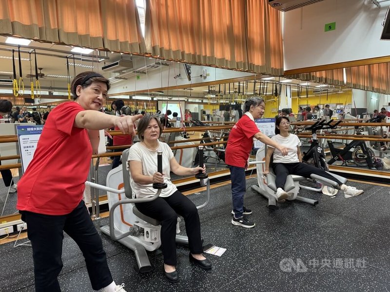 慈濟大學「青盈健身俱樂部」研發適合長者的運動器材，並開發多款互動性健身遊戲，結合油壓阻力器材與遊戲，讓長者在遊戲中達到健身效果。中央社記者張祈攝　115年8月13日