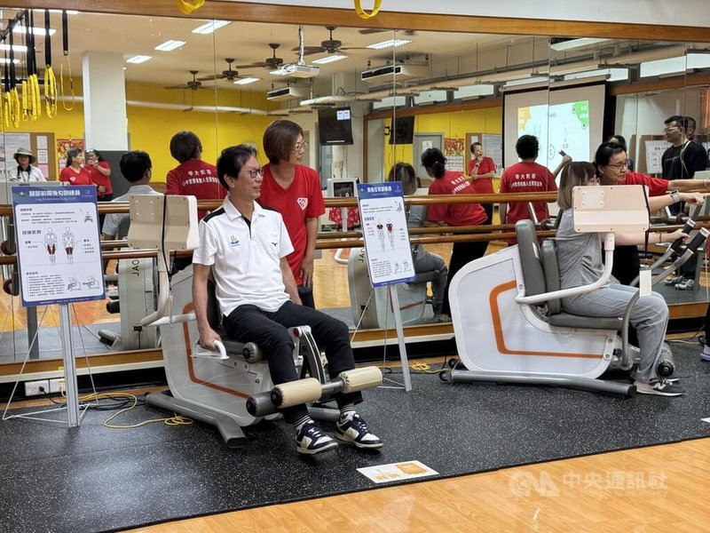 慈濟大學「青盈健身俱樂部」將適合長者運動的油壓阻力器材，結合遊戲課程，讓長者健康運動；花蓮縣衛生局長朱家祥（左）13日參與體驗課程。中央社記者張祈攝　115年8月13日